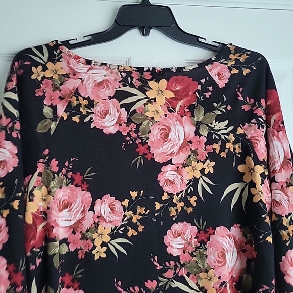 Try This Floral Blouse - Picture 7 of 10